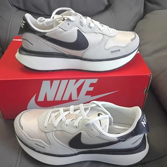 Nike Womens Sneakers - Picture 3 of 8